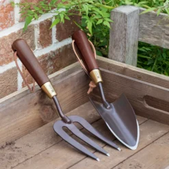 Burgon & Ball National Trust Brown Trowel -Hozelock Store burgon ball national trust brown trowel5019360201557 02i bq