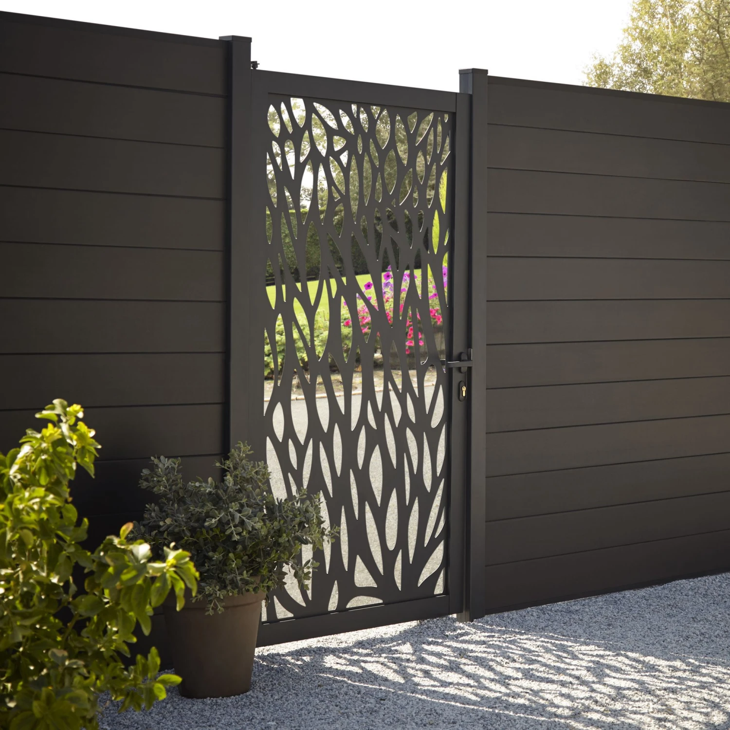 GoodHome Neva Aluminium Decorative Gate, (H)1.7m (W)0.93m 1 GoodHome Neva Aluminium Decorative Gate, (H)1.7m (W)0.93m