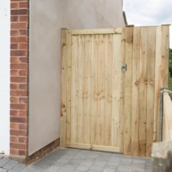 Pine Traditional Gate, (H)1.8m (W)0.92m 6 Pine Traditional Gate, (H)1.8m (W)0.92m -Hozelock Store pine traditional gate h 1 8m w 0 92m5013053157473 01i bq scaled